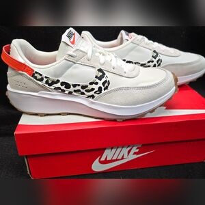 NEW NIKE Women's Waffle Debut Size 10